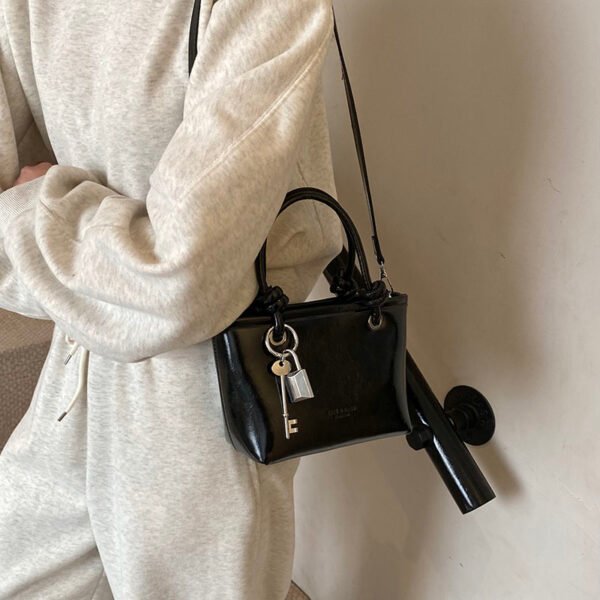 1 (1) Popular Fashion Simple Versatile Ladies Bag Commuting Large Capacity Crossbody Handbag Shoulder Bag Bucket Bag