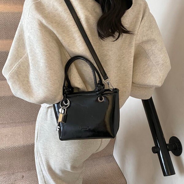 1 (3) Popular Fashion Simple Versatile Ladies Bag Commuting Large Capacity Crossbody Handbag Shoulder Bag Bucket Bag