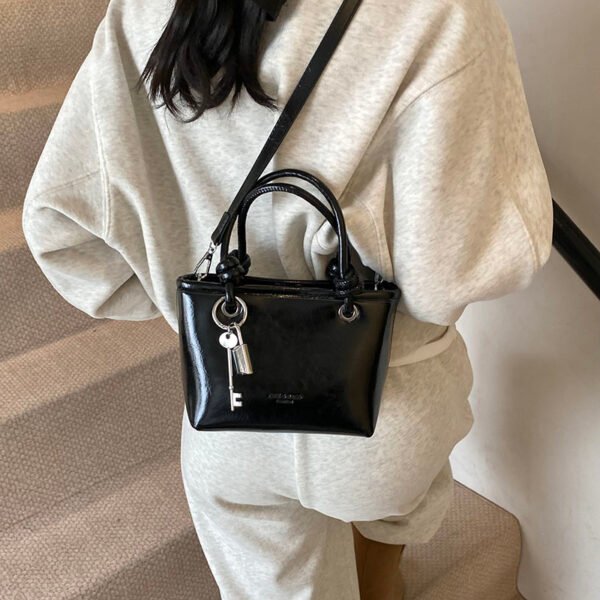 1 (4) Popular Fashion Simple Versatile Ladies Bag Commuting Large Capacity Crossbody Handbag Shoulder Bag Bucket Bag