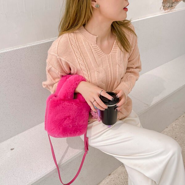 IMG_0577 High-Grade Plush Bag For Women, Versatile New Style Women's Bag, Fashionable Plush Bucket Bag, Cute Hand-Held Messenger Plush Bag