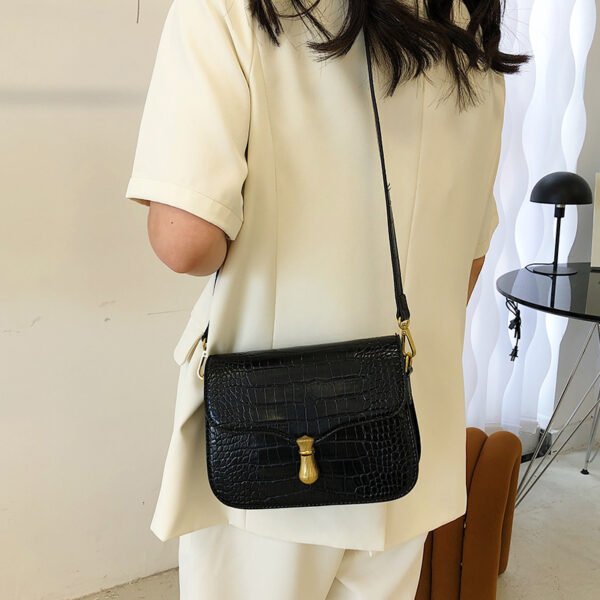 White Chain Underarm Shoulder Bag Women's High-End Commuter Messenger Baguette Bag