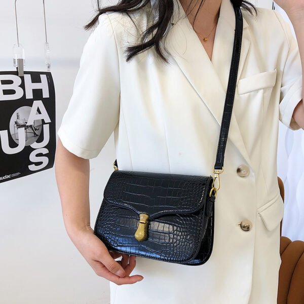 White Chain Underarm Shoulder Bag Women's High-End Commuter Messenger Baguette Bag