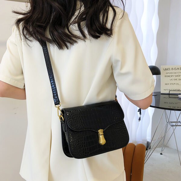 White Chain Underarm Shoulder Bag Women's High-End Commuter Messenger Baguette Bag
