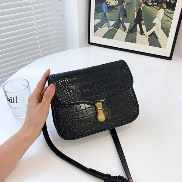 White Chain Underarm Shoulder Bag Women's High-End Commuter Messenger Baguette Bag