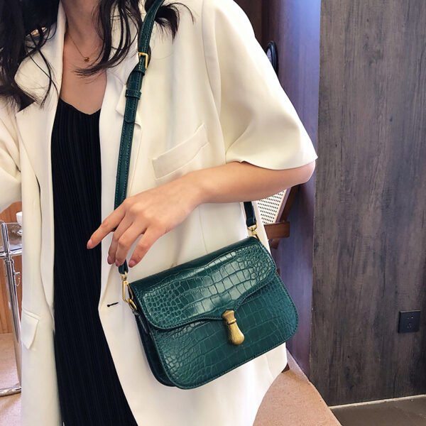 White Chain Underarm Shoulder Bag Women's High-End Commuter Messenger Baguette Bag