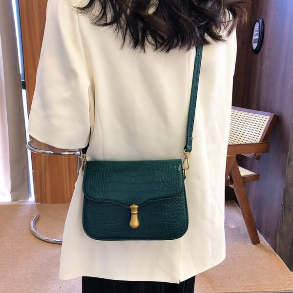 White Chain Underarm Shoulder Bag Women's High-End Commuter Messenger Baguette Bag