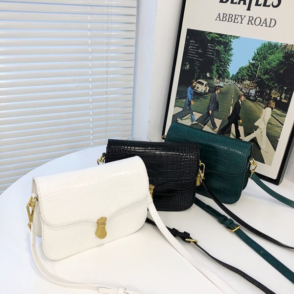 White Chain Underarm Shoulder Bag Women's High-End Commuter Messenger Baguette Bag