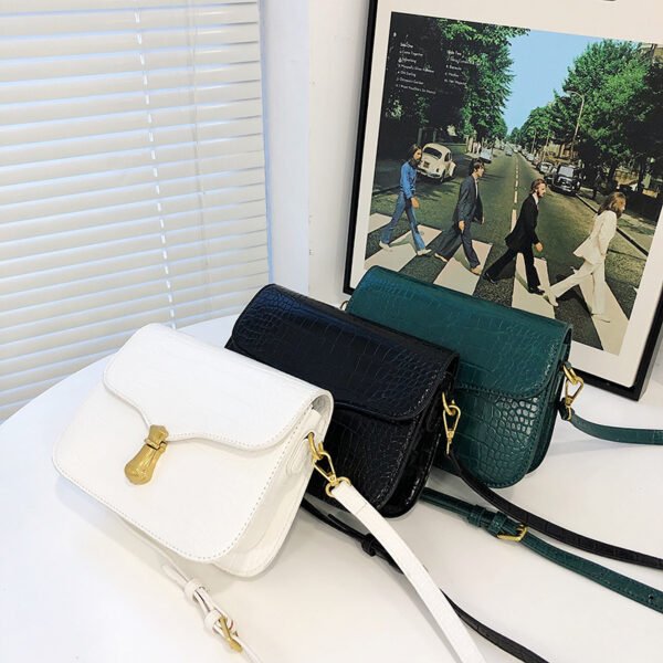 White Chain Underarm Shoulder Bag Women's High-End Commuter Messenger Baguette Bag