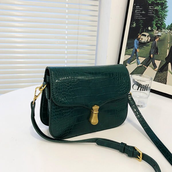 White Chain Underarm Shoulder Bag Women's High-End Commuter Messenger Baguette Bag