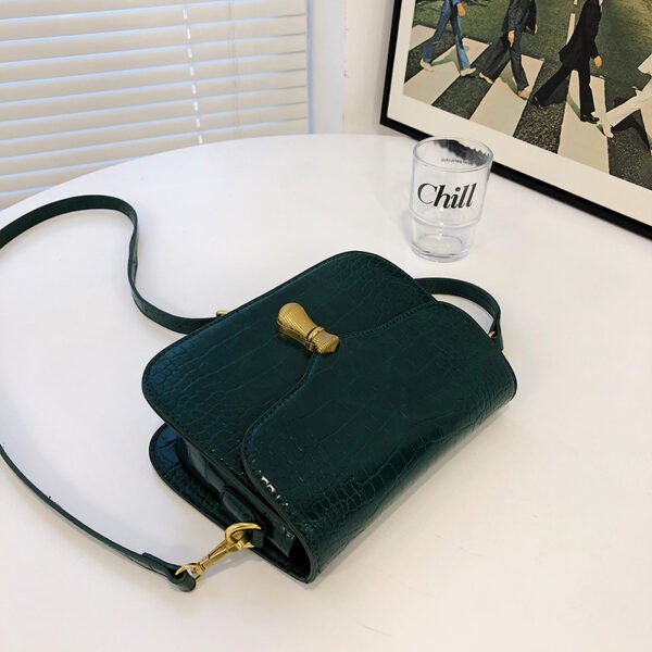 White Chain Underarm Shoulder Bag Women's High-End Commuter Messenger Baguette Bag