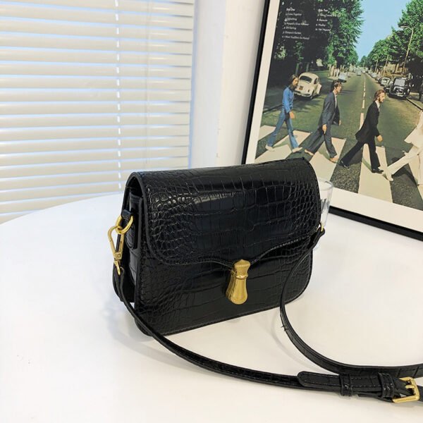 White Chain Underarm Shoulder Bag Women's High-End Commuter Messenger Baguette Bag