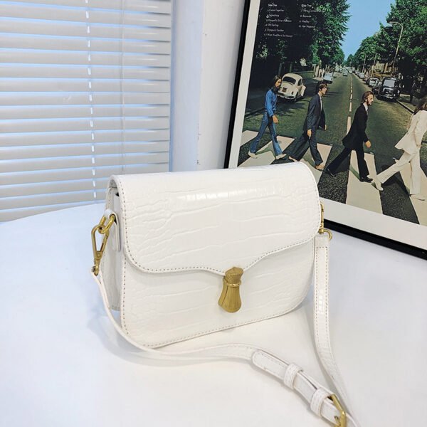 White Chain Underarm Shoulder Bag Women's High-End Commuter Messenger Baguette Bag