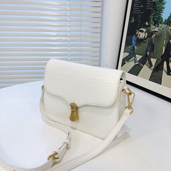 White Chain Underarm Shoulder Bag Women's High-End Commuter Messenger Baguette Bag