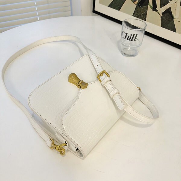 White Chain Underarm Shoulder Bag Women's High-End Commuter Messenger Baguette Bag