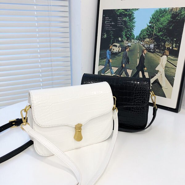 White Chain Underarm Shoulder Bag Women's High-End Commuter Messenger Baguette Bag