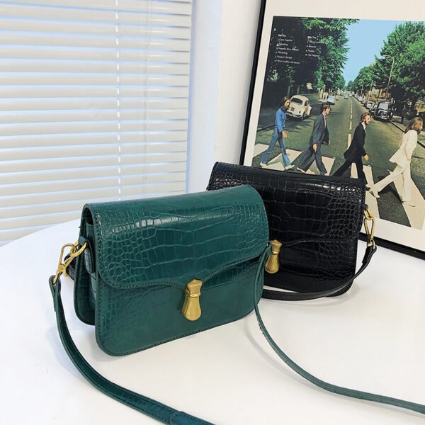 White Chain Underarm Shoulder Bag Women's High-End Commuter Messenger Baguette Bag