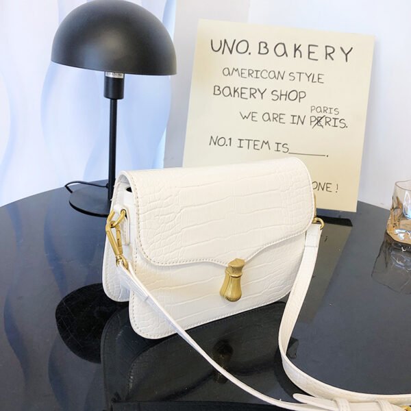 White Chain Underarm Shoulder Bag Women's High-End Commuter Messenger Baguette Bag