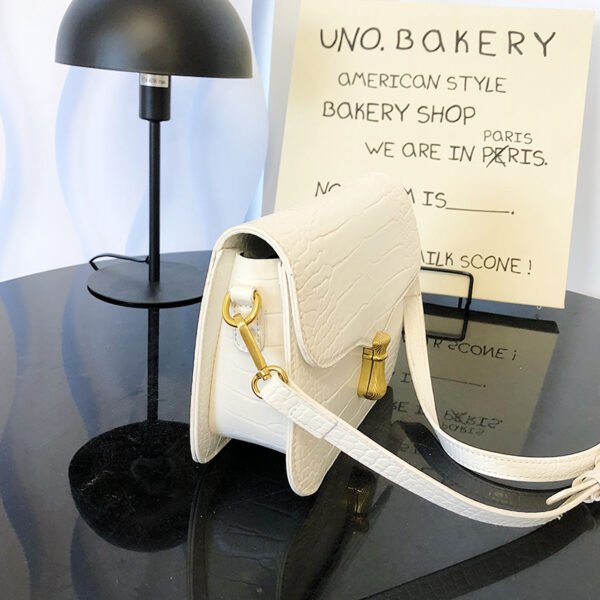 White Chain Underarm Shoulder Bag Women's High-End Commuter Messenger Baguette Bag