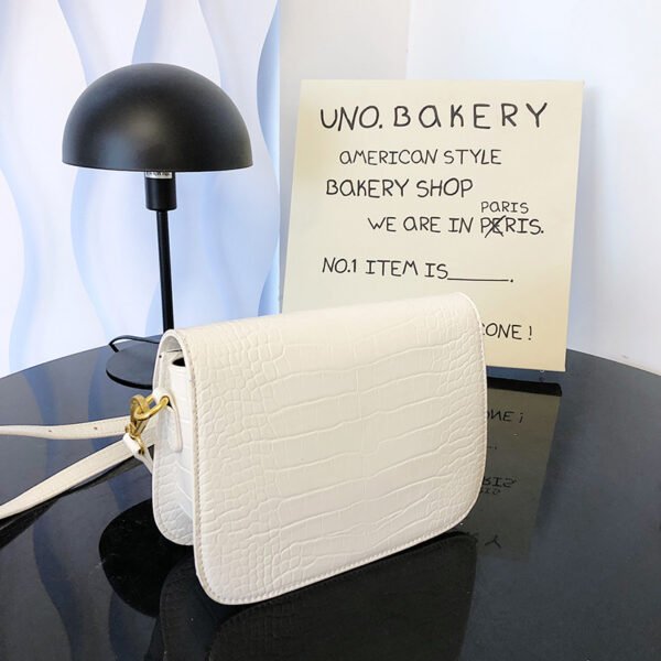 White Chain Underarm Shoulder Bag Women's High-End Commuter Messenger Baguette Bag