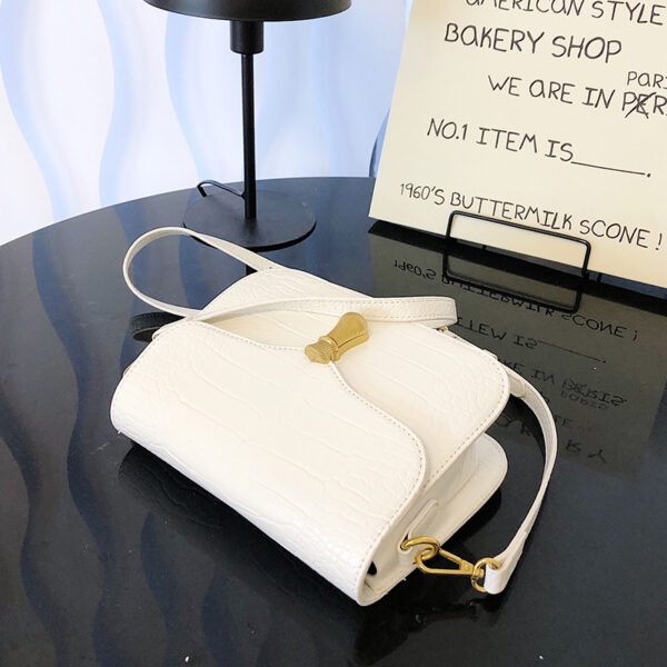 White Chain Underarm Shoulder Bag Women's High-End Commuter Messenger Baguette Bag