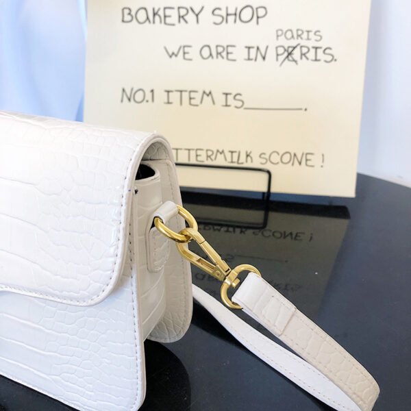 White Chain Underarm Shoulder Bag Women's High-End Commuter Messenger Baguette Bag