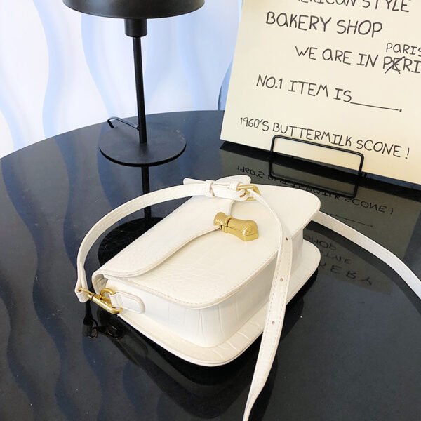 White Chain Underarm Shoulder Bag Women's High-End Commuter Messenger Baguette Bag