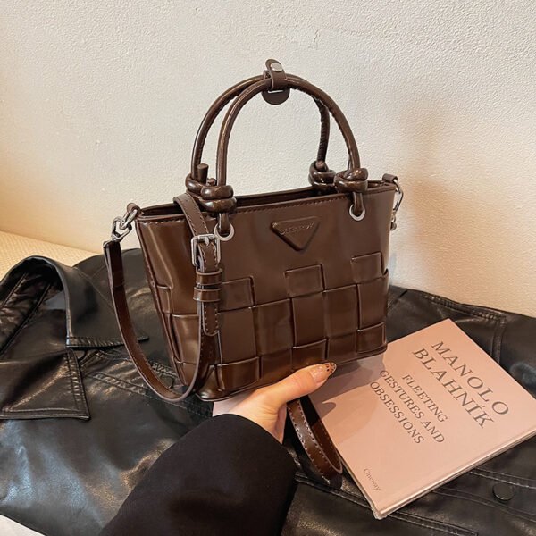 Processed with VSCO with s2 preset Autumn/Winter Retro Hand-Held Bucket Bag High-End Women's Bag Ins Design Woven Vegetable Basket Messenger Bag Fashion Bag