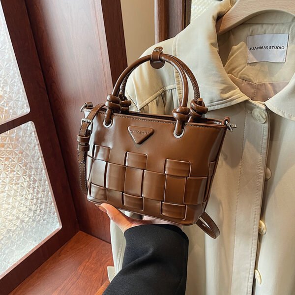 Processed with VSCO with s2 preset Autumn/Winter Retro Hand-Held Bucket Bag High-End Women's Bag Ins Design Woven Vegetable Basket Messenger Bag Fashion Bag