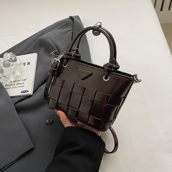 Processed with VSCO with s2 preset Autumn/Winter Retro Hand-Held Bucket Bag High-End Women's Bag Ins Design Woven Vegetable Basket Messenger Bag Fashion Bag