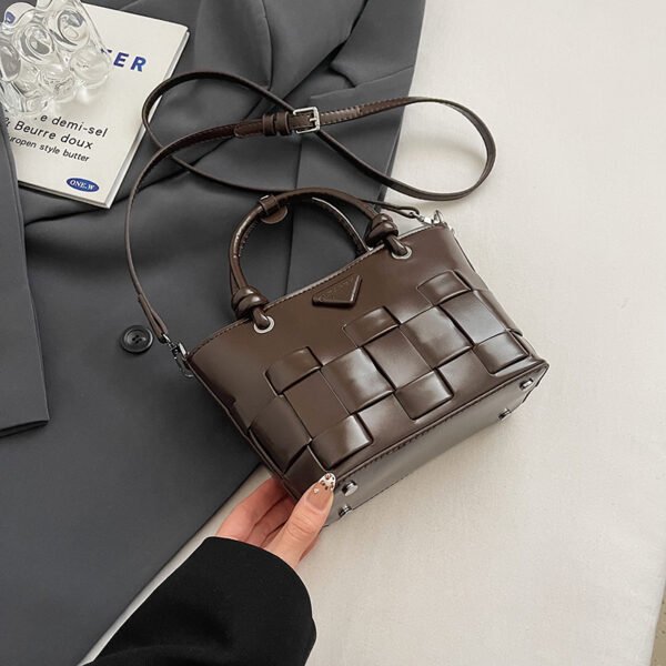 Processed with VSCO with s2 preset Autumn/Winter Retro Hand-Held Bucket Bag High-End Women's Bag Ins Design Woven Vegetable Basket Messenger Bag Fashion Bag