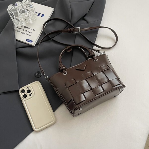 Processed with VSCO with s2 preset Autumn/Winter Retro Hand-Held Bucket Bag High-End Women's Bag Ins Design Woven Vegetable Basket Messenger Bag Fashion Bag