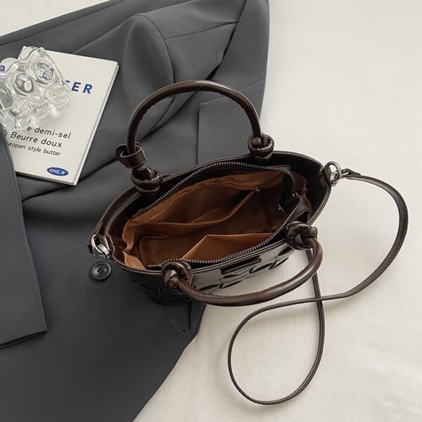 Processed with VSCO with s2 preset Autumn/Winter Retro Hand-Held Bucket Bag High-End Women's Bag Ins Design Woven Vegetable Basket Messenger Bag Fashion Bag