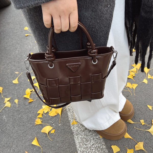 Processed with VSCO with s1 preset Autumn/Winter Retro Hand-Held Bucket Bag High-End Women's Bag Ins Design Woven Vegetable Basket Messenger Bag Fashion Bag