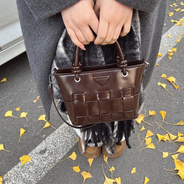 Processed with VSCO with s1 preset Autumn/Winter Retro Hand-Held Bucket Bag High-End Women's Bag Ins Design Woven Vegetable Basket Messenger Bag Fashion Bag