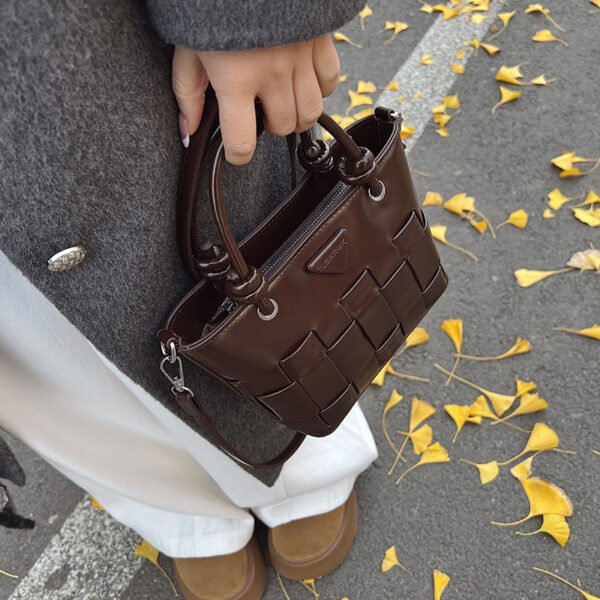 Processed with VSCO with s1 preset Autumn/Winter Retro Hand-Held Bucket Bag High-End Women's Bag Ins Design Woven Vegetable Basket Messenger Bag Fashion Bag