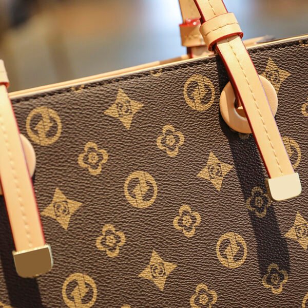 主图 (11) Classic Old Flower Fashion Brand Commuter Shoulder Bag Women's Light Luxury High-End Stylish Hand-Held Tote Bag