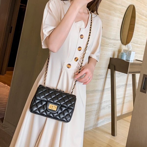 Classic Chanel style bag, celebrity style, diamond chain messenger bag, lazy fashion shoulder bag