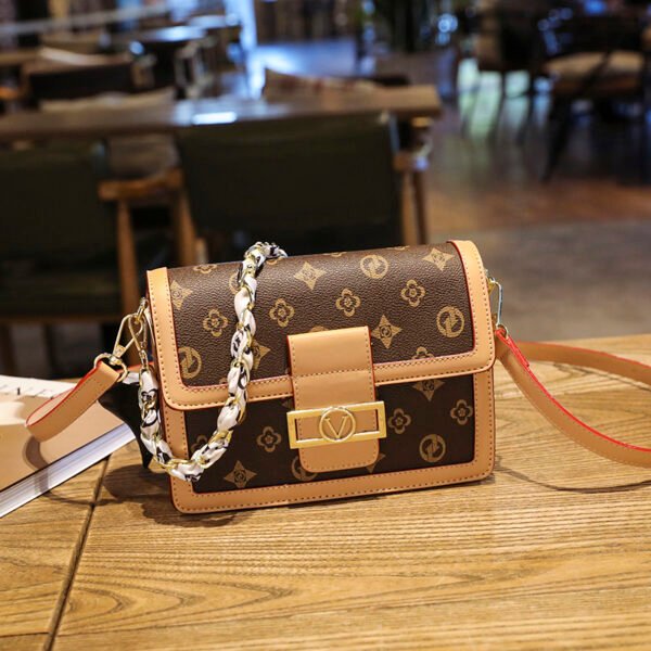 Ladies New Style Bag Lock Large Capacity Fashion Women's Bag Middle-Aged Mother Messenger Bag