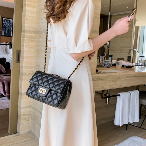 Classic Chanel style bag, celebrity style, diamond chain messenger bag, lazy fashion shoulder bag