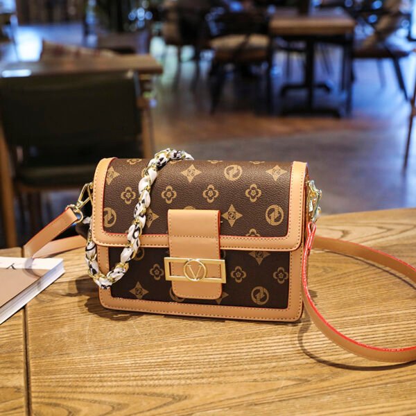 Ladies New Style Bag Lock Large Capacity Fashion Women's Bag Middle-Aged Mother Messenger Bag