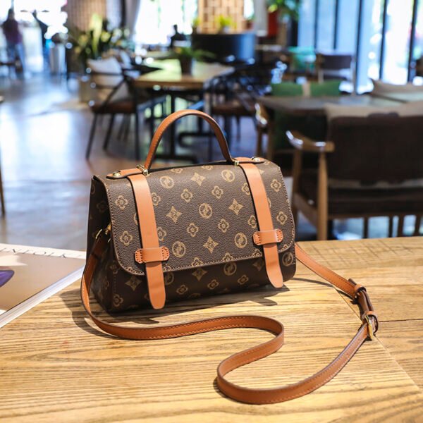 High-End Niche Commuter Versatile Messenger Bag Popular Simple Texture Women's Bag Light Luxury Retro Poker Pattern Shoulder Bag
