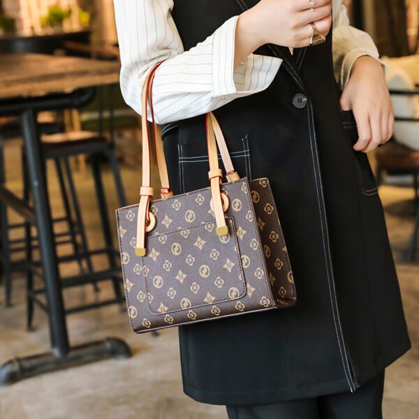 主图 (24) Classic Old Flower Fashion Brand Commuter Shoulder Bag Women's Light Luxury High-End Stylish Hand-Held Tote Bag