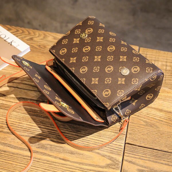 High-End Niche Commuter Versatile Messenger Bag Popular Simple Texture Women's Bag Light Luxury Retro Poker Pattern Shoulder Bag