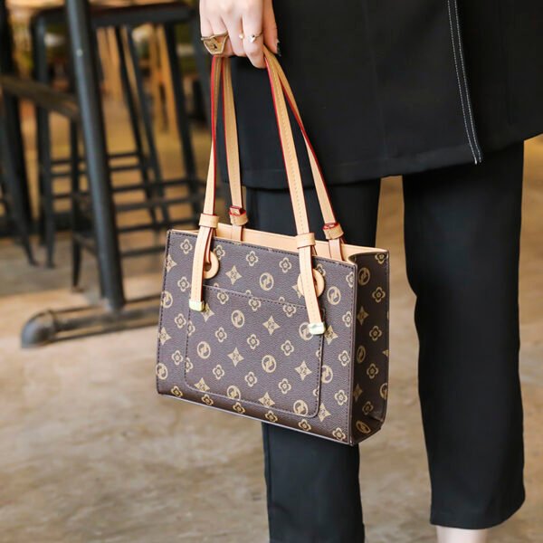 主图 (26) Classic Old Flower Fashion Brand Commuter Shoulder Bag Women's Light Luxury High-End Stylish Hand-Held Tote Bag