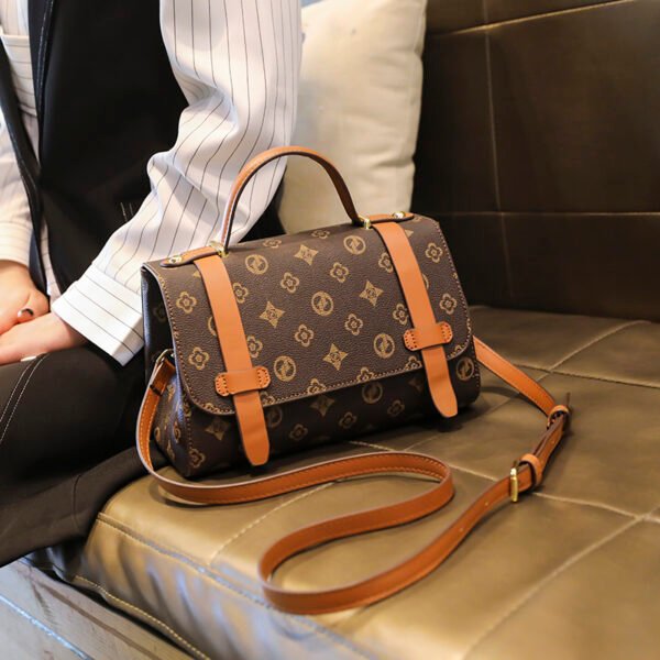 High-End Niche Commuter Versatile Messenger Bag Popular Simple Texture Women's Bag Light Luxury Retro Poker Pattern Shoulder Bag