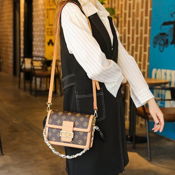 Ladies New Style Bag Lock Large Capacity Fashion Women's Bag Middle-Aged Mother Messenger Bag