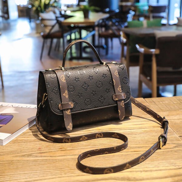 High-End Niche Commuter Versatile Messenger Bag Popular Simple Texture Women's Bag Light Luxury Retro Poker Pattern Shoulder Bag