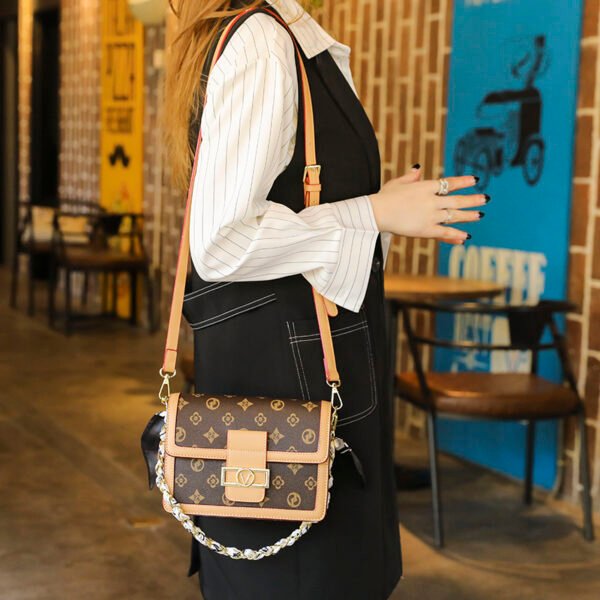 Ladies New Style Bag Lock Large Capacity Fashion Women's Bag Middle-Aged Mother Messenger Bag