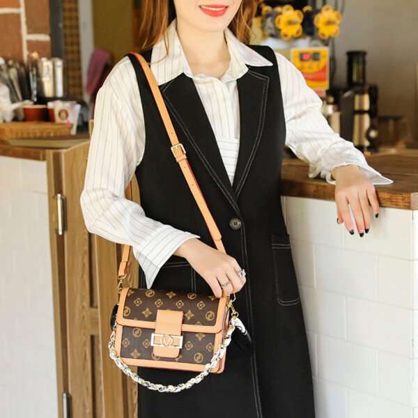 Ladies New Style Bag Lock Large Capacity Fashion Women's Bag Middle-Aged Mother Messenger Bag
