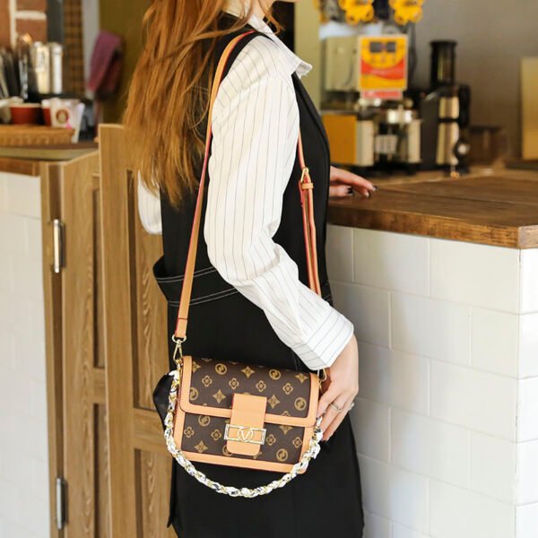 Ladies New Style Bag Lock Large Capacity Fashion Women's Bag Middle-Aged Mother Messenger Bag